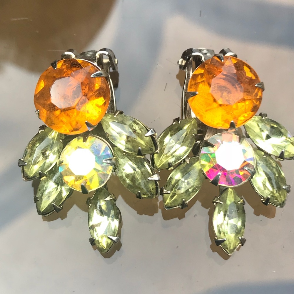♥️♥️Beautiful Vintage clip-on earrings.♥️♥️